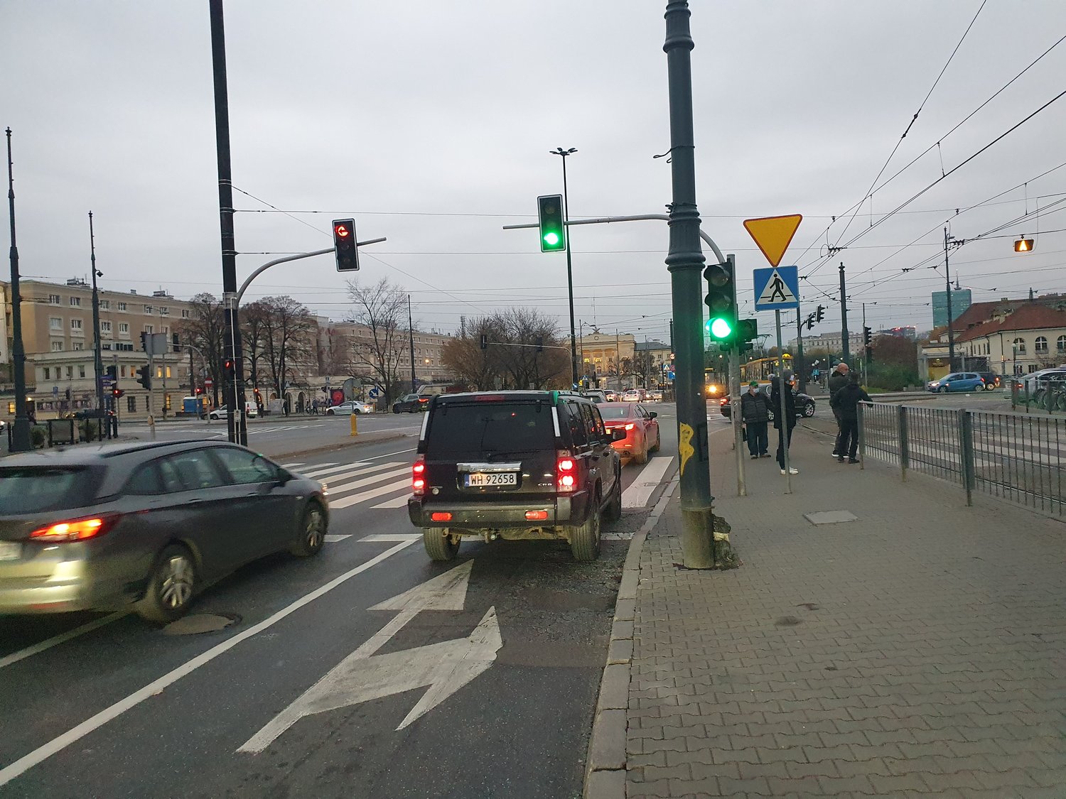 Sollen Sie sich beim Rechtsabbiegen vergewissern, dass kein Schienenfahrzeug kommt?